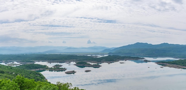 Un lago pintoresco con agua clara en las montañas.