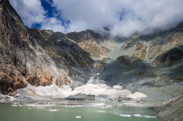 El lago de la pista de hielo Lac de la Patinoire en los Alpes franceses del Parque Nacional de Vanoise