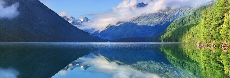 Foto lago pitoresco nas montanhas altai com reflexo em uma manhã de verão