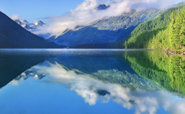 Lago pitoresco nas montanhas Altai com reflexo em uma manhã de verão