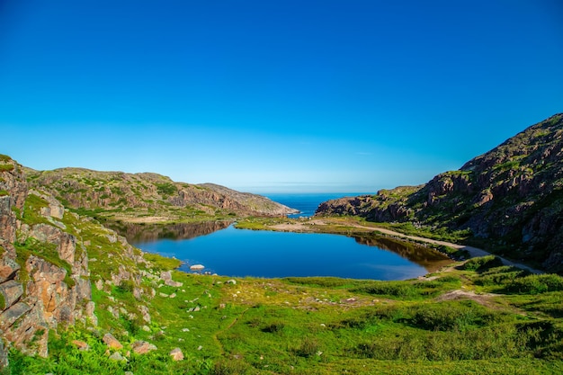 Lago pitoresco perto da Tundra do mar de Barents no verão Vizinhança da vila de Teriberka