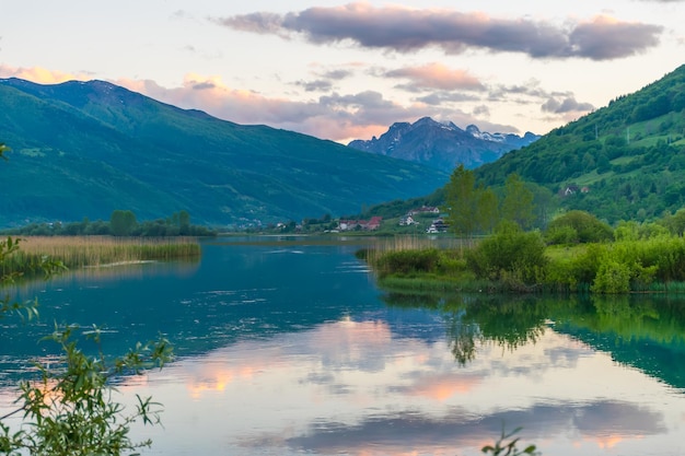 Lago pitoresco Plav nas montanhas de Montenegro