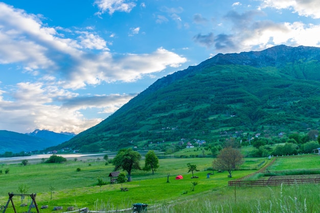 Lago Plav incomum entre os picos das montanhas pitorescas de Montenegro