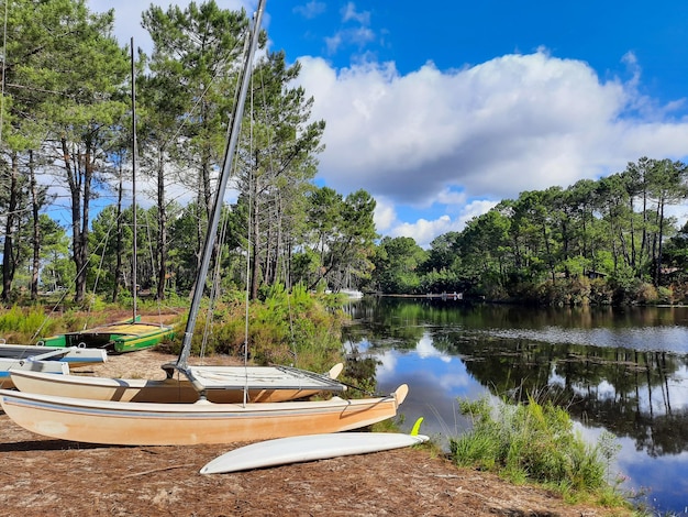 Lago de playa de agua Lacanau Medoc con botes en la arena en el día de verano