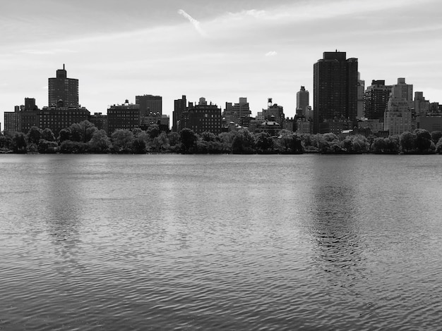 Foto lago por edifícios na cidade contra o céu