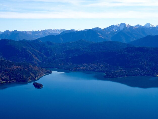 Foto lago por montanhas contra o céu