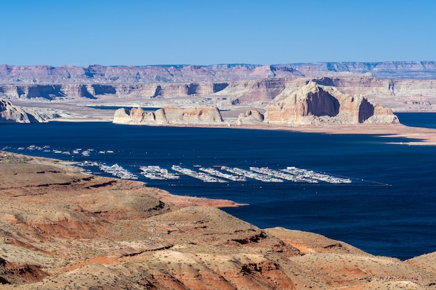 Lago powell na paisagem do deserto e no centro de recreação das marinas do iate na cidade o arizona da página, estados unidos. esporte ambiental do reservatório dos recursos hídricos do marco dos eua e conceito da recreação.