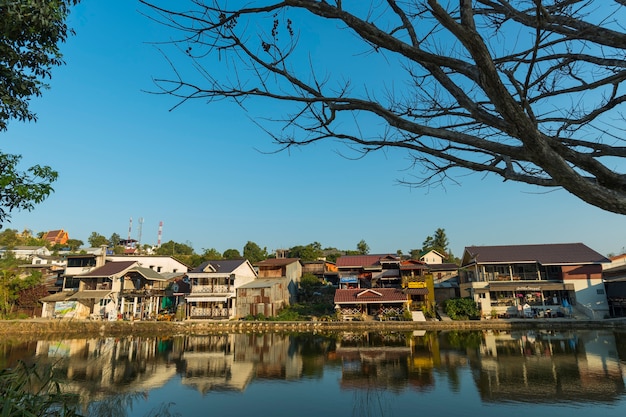 Lago y el pueblo en Ban I-Tong