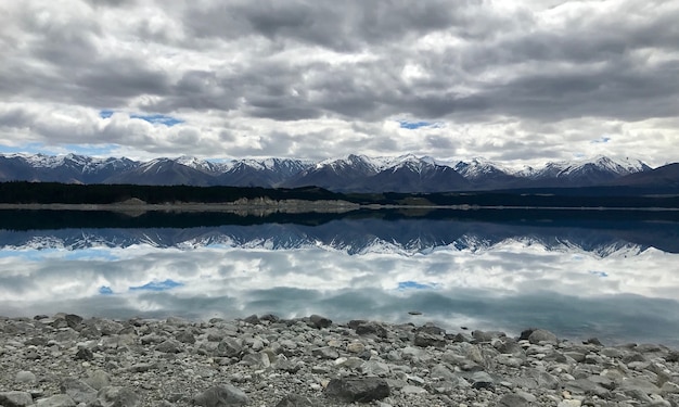 El lago Pukaki parece un espejo