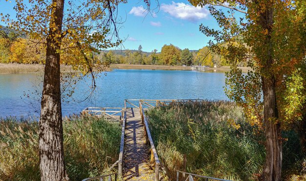 Un lago con una rampa que conduce al lago.