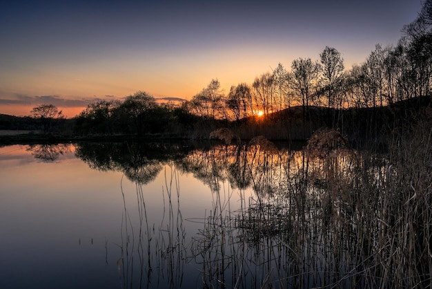 Lago Reed com superfície reflexiva