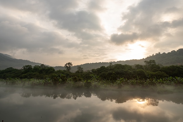 El lago refleja el campo y la ciudad.