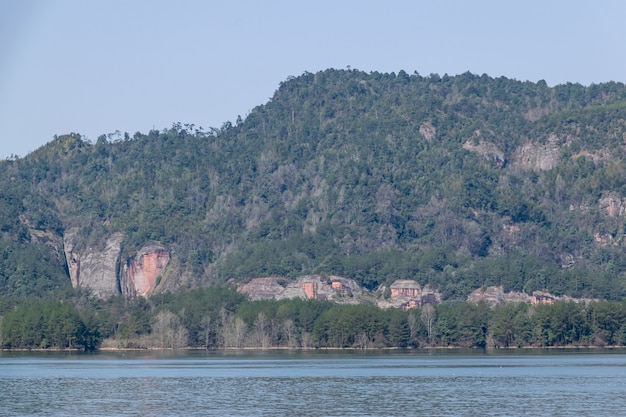 El lago refleja las montañas de la forma de relieve de Danxia