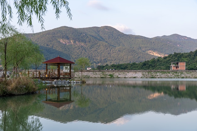 El lago refleja las montañas y los pueblos.