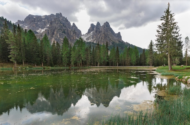 Lago con reflejo al pie de los Dolomitas