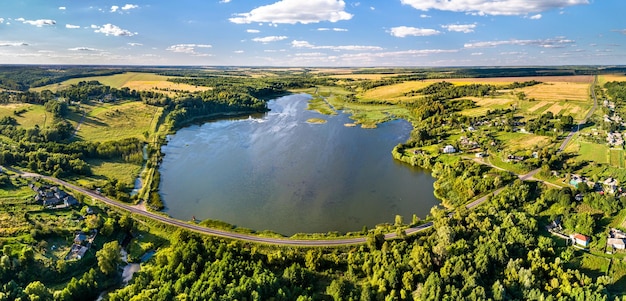 Lago en la región de kursk del pueblo ruso chernozemye glazovo cerca de la frontera entre rusia y ucrania