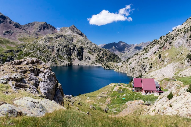 Lago Respumoso e cabana na montanha perto de um lago nos Pirenéus, Espanha