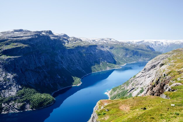 Lago Ringedalsvatnet cerca de Trolltunga en Noruega