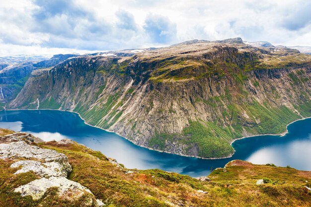 Lago Ringedalsvatnet en las montañas cerca del hito de Trolltunga en Noruega. Paisaje de verano