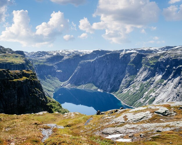 Lago Ringedalsvatnet perto de Trolltunga Noruega