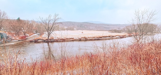 lago y río en clima frío con nieve