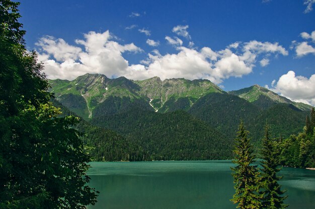 Lago Ritsa en las montañas de Abjasia