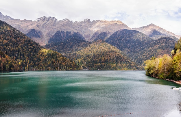 Lago Ritsa na Abkhazia no outono, vista para o lago com floresta de outono no fundo