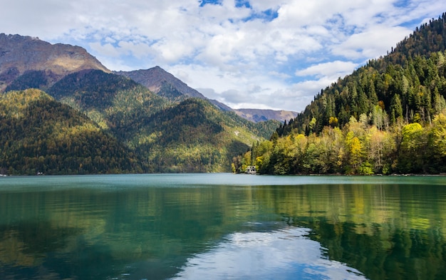 Lago Ritsa na Abkhazia no outono, vista para o lago com floresta de outono no fundo