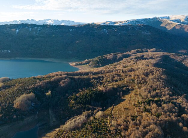 Lago rodeado de montañas con ligera nieve en los picos en el parque nacional de Mavrovo en Macedonia