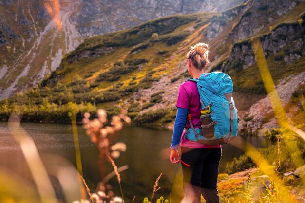 Lago Rohacske na Eslováquia Montanhas Tatras ocidentais Rohace Eslováquia Alpinista de mulher com mochila sobe para as montanhas Descoberta conceito de viagem