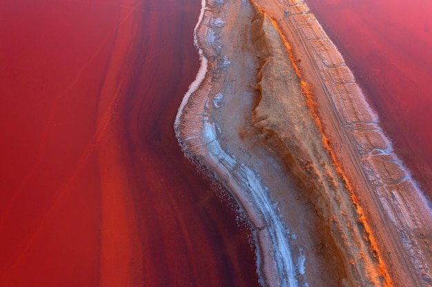 Lago rosa salado con agua curativa. Vista de drone.