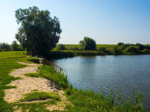 Lago rural en Ucrania