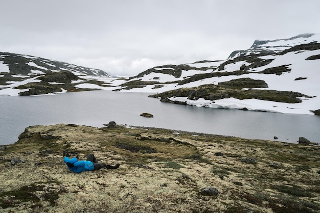 Lago en la ruta panorámica noruega Aurlandsfjellet