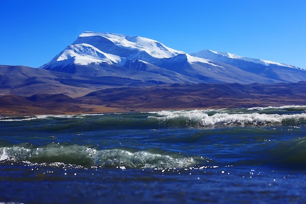 lago sagrado en el paisaje tibetano