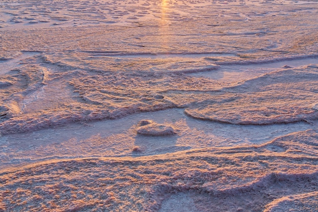 Lago salado seco al amanecer.