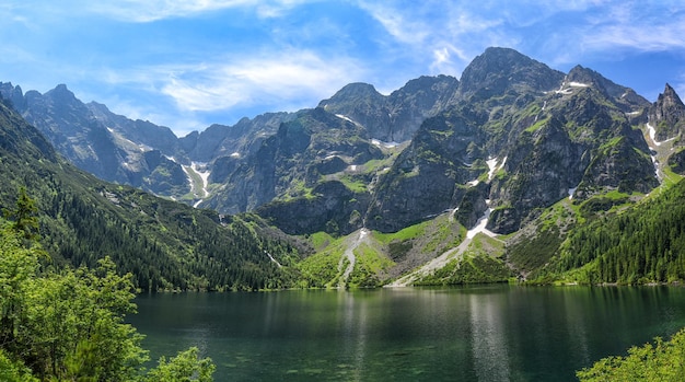 Lago Sea Eye nos Tatras poloneses. Lago dos cinco melhores lagos do mundo