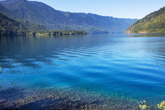 Lago de la serenidad en las montañas en temporada de verano. Hermosos paisajes naturales.