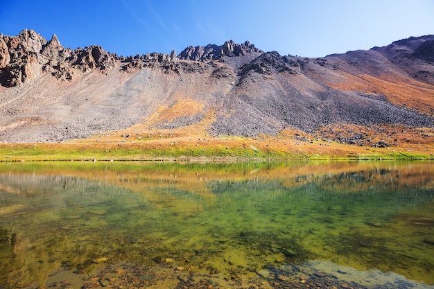 Lago de la serenidad en las montañas en temporada de verano. Hermosos paisajes naturales.