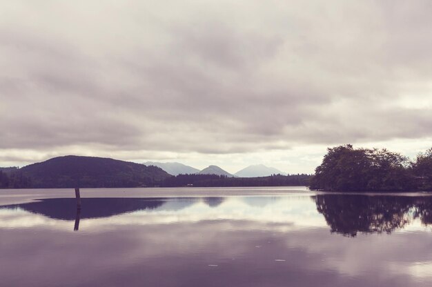 Lago de la serenidad en las montañas