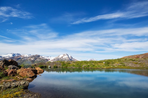 Lago serenidade nas montanhas na temporada de verão Belas paisagens naturais