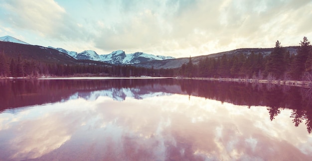 Lago serenidade nas montanhas