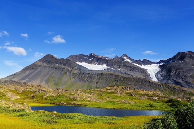 Lago serenity na tundra do alasca