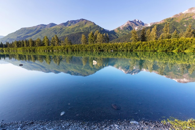 Lago serenity na tundra do alasca