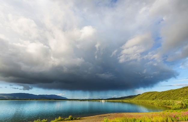 Foto lago serenity na tundra do alasca