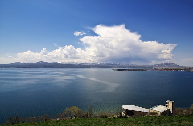 Lago Sevan en las montañas del Cáucaso, Armenia