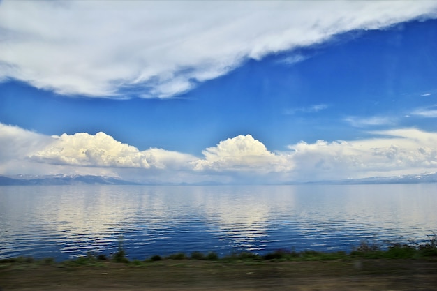 Lago Sevan en las montañas del Cáucaso, Armenia