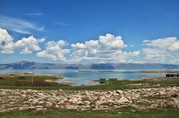 Lago Sevan en las montañas del Cáucaso, Armenia