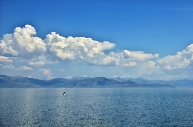 Lago Sevan en las montañas del Cáucaso de Armenia