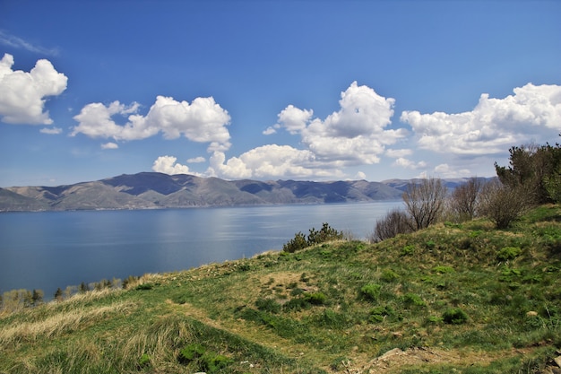 Lago Sevan en las montañas del Cáucaso