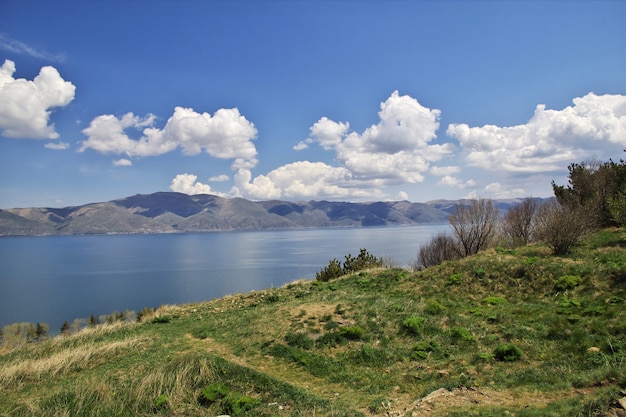 Lago sevan nas montanhas do cáucaso